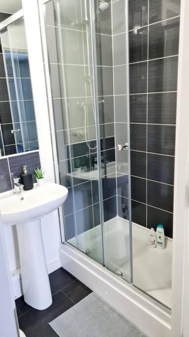 Stylish 2 Bedroom Apartment / Free Gated Parking 格拉斯哥 外观 照片
